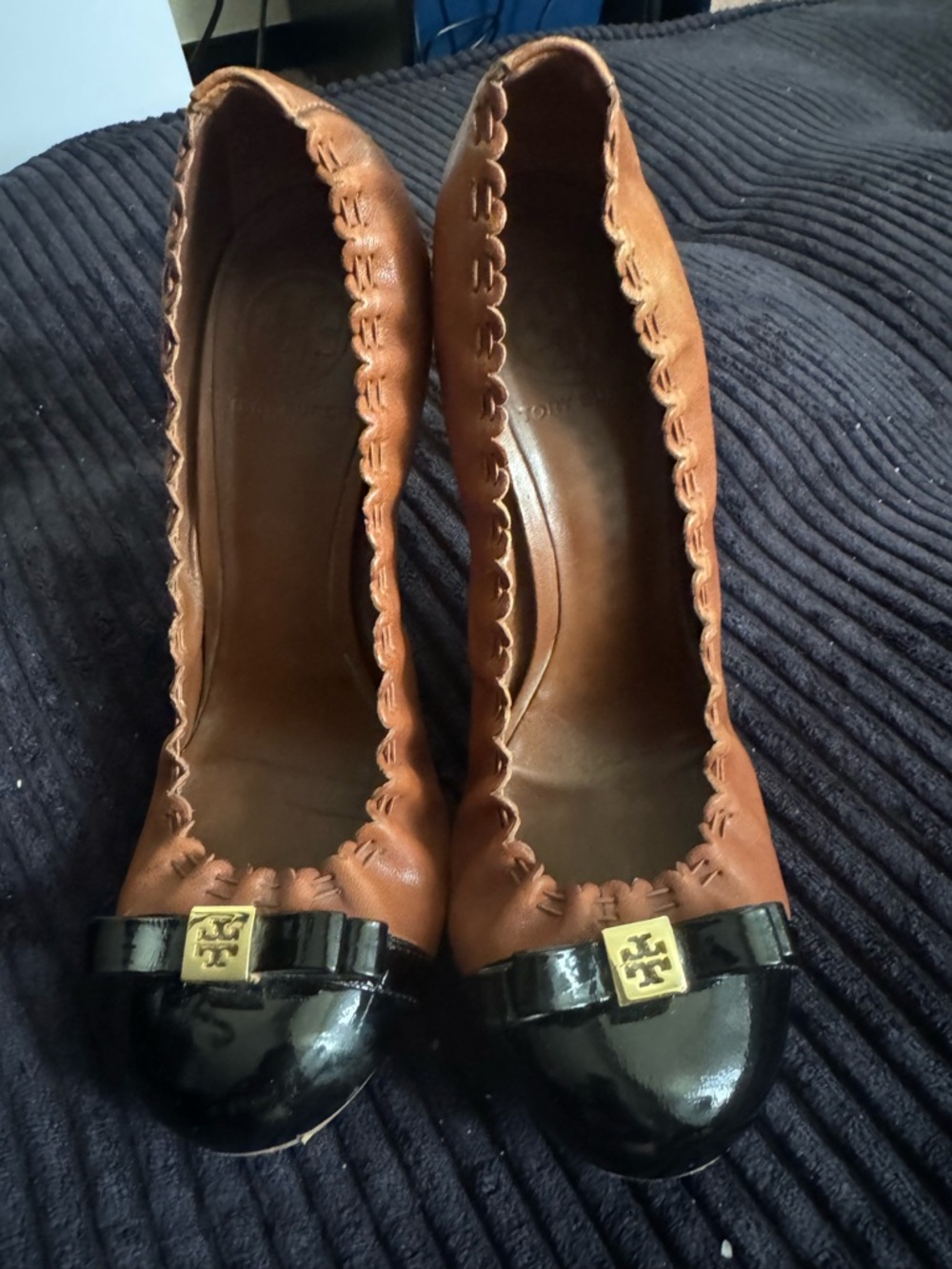 Tory Burch Brown Leather Ballet heels with Black Patent Cap Toe and Gold Logo 8 - Picture 1 of 6